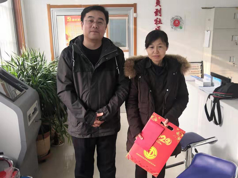 公司领导走访、慰问社区困难家庭